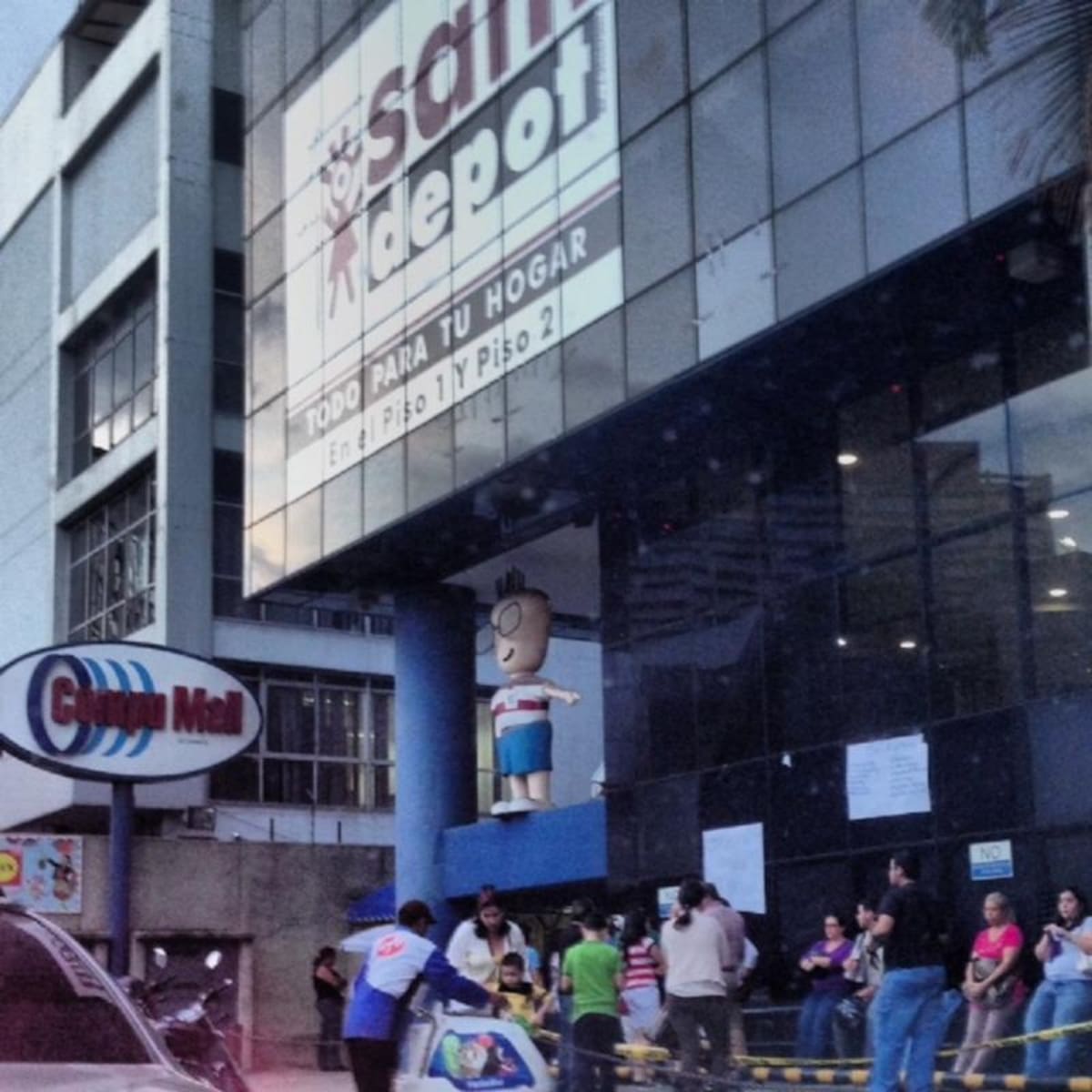 Llega diciembre y en los estantes de los almacenes en Caracas y otras ciudades se ven pocas mercancías, por causa de las medidas del gobierno que tiene en aprietos a los comerciantes, según afirman los empresarios y sectores de la oposición.