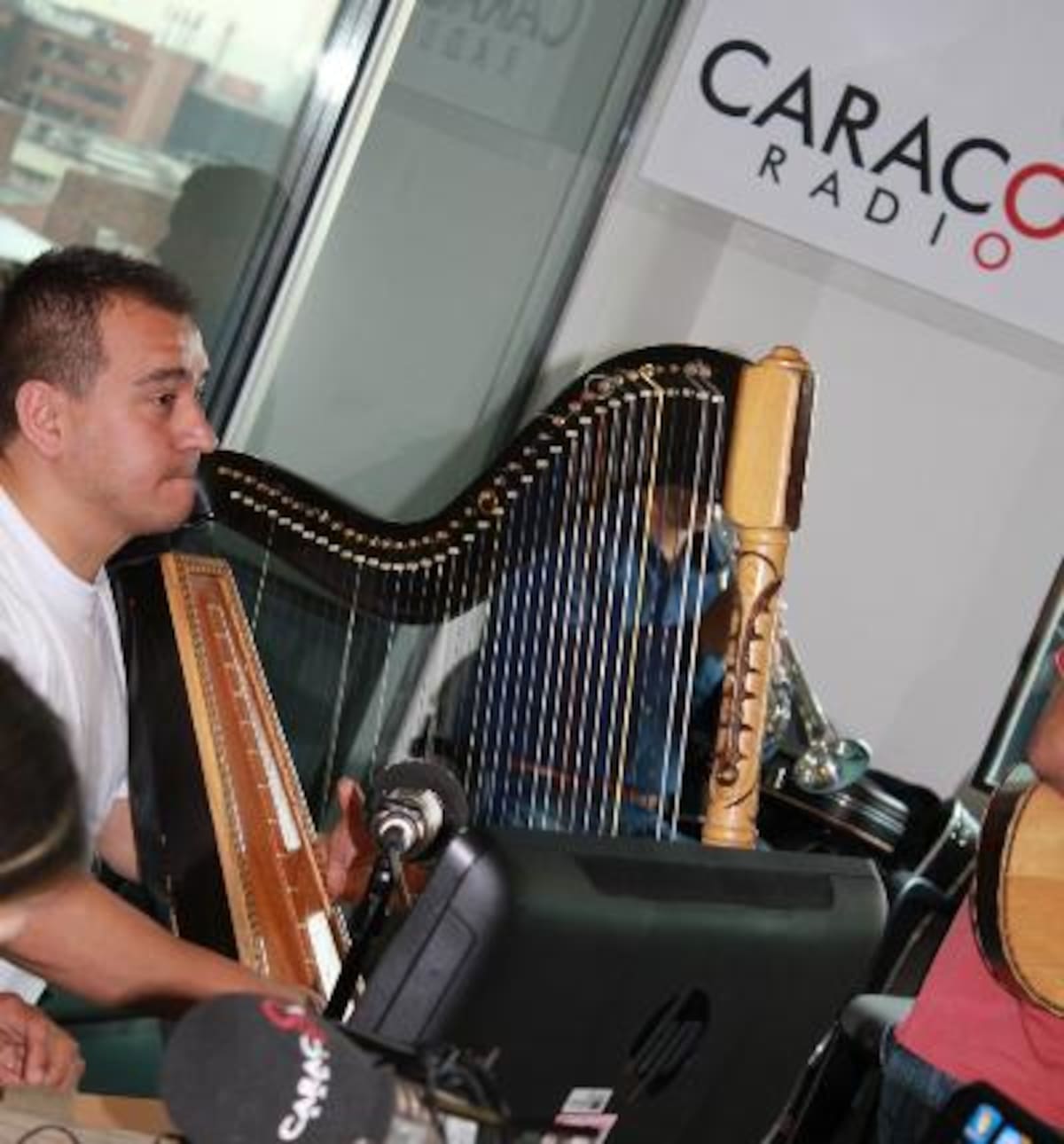 Invitado musical a La Ventana del 1 de abril.