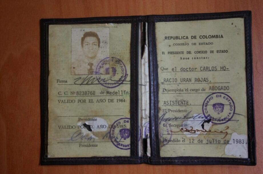 La billetera del magistrado Carlos Horacio Urán, perforada por una bala. 