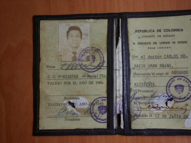 La billetera del magistrado Carlos Horacio Urán, perforada por una bala.