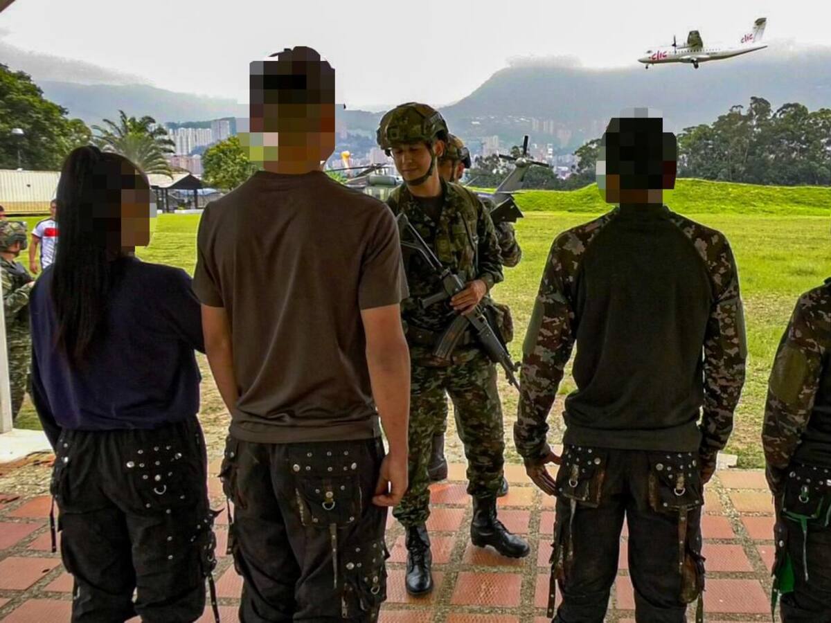 Tres disidentes bajo mando de ‘Iván Mordisco’ se entregaron al Ejército tras operativo en Antioquia