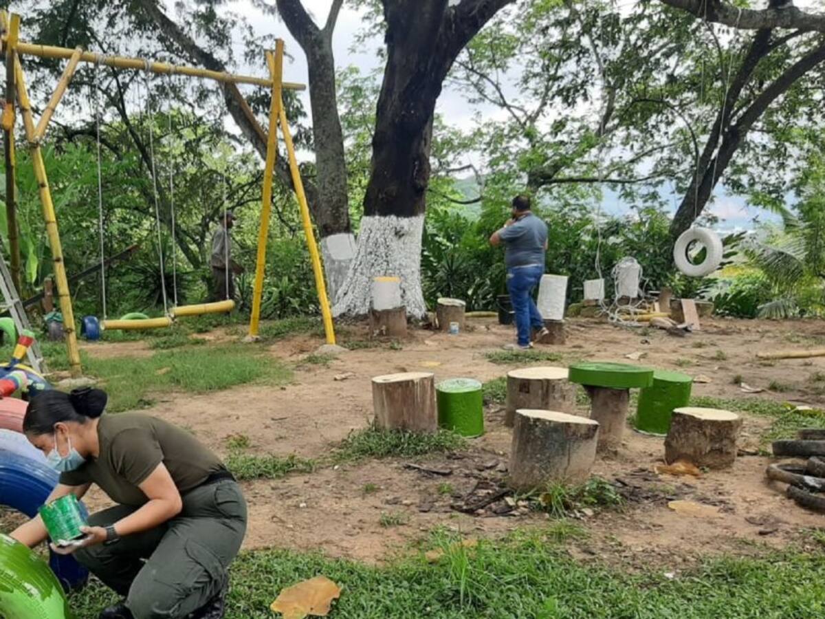 Policías recuperan parques en el Tolima
