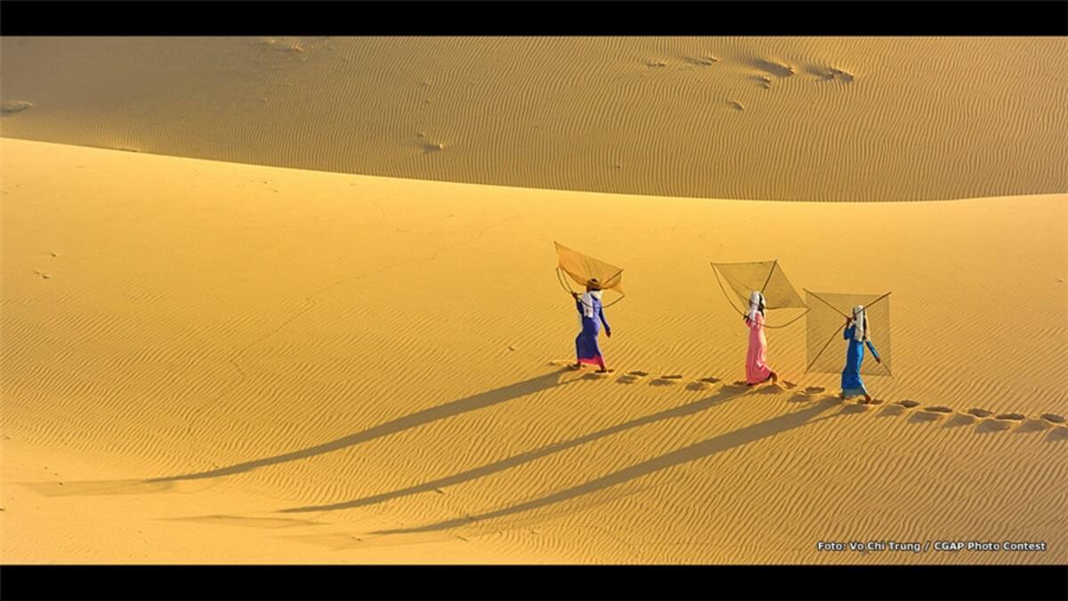 Las oportunidades de empleo creadas por los pequeños empresarios son el tema de esta foto del ganador de Asia del Sur: Moksumul Haque, de Bangladesh. Su lente capturó la labor de un empleado de una modesta fábrica de ladrillos.