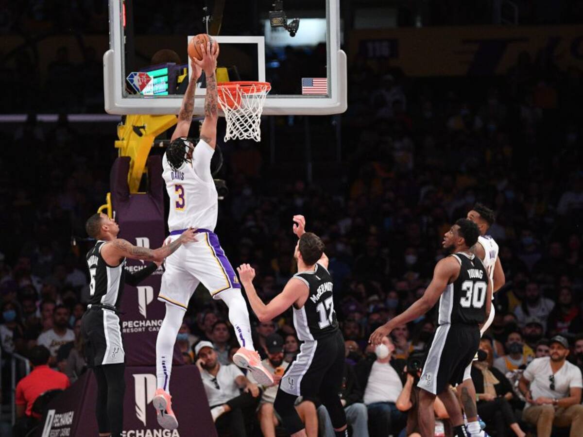 Davis reanima a los Lakers frente a Spurs y Hornets sorprenden a Warriors