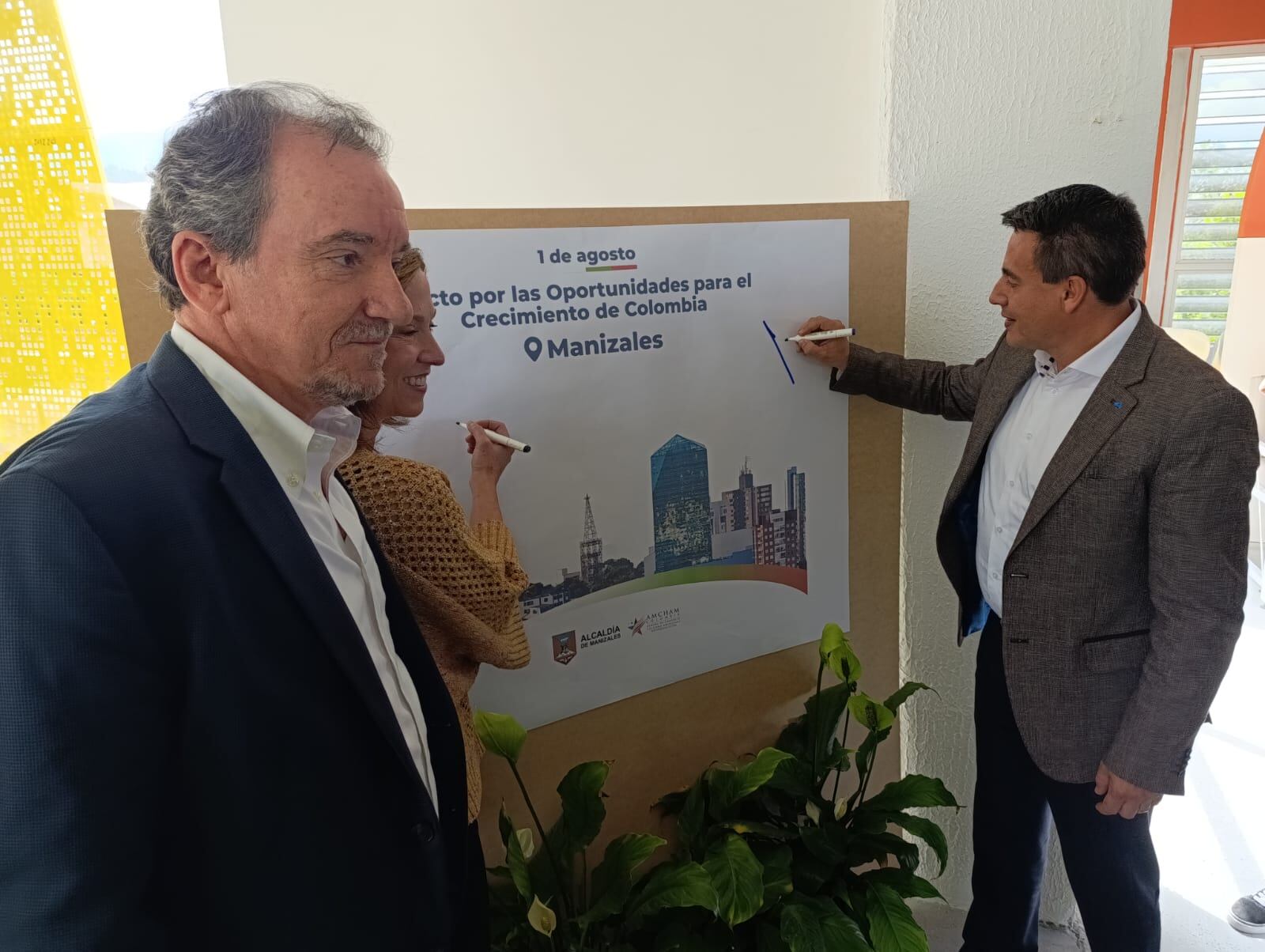 Jorge Eduardo Rojas, alcalde de Manizales y María Claudia Lacouture, presidenta de AmCham, firman el Pacto por las Oportunidades.