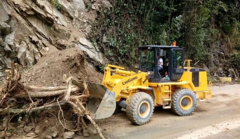 Personal de Invias atiende las emergencias.