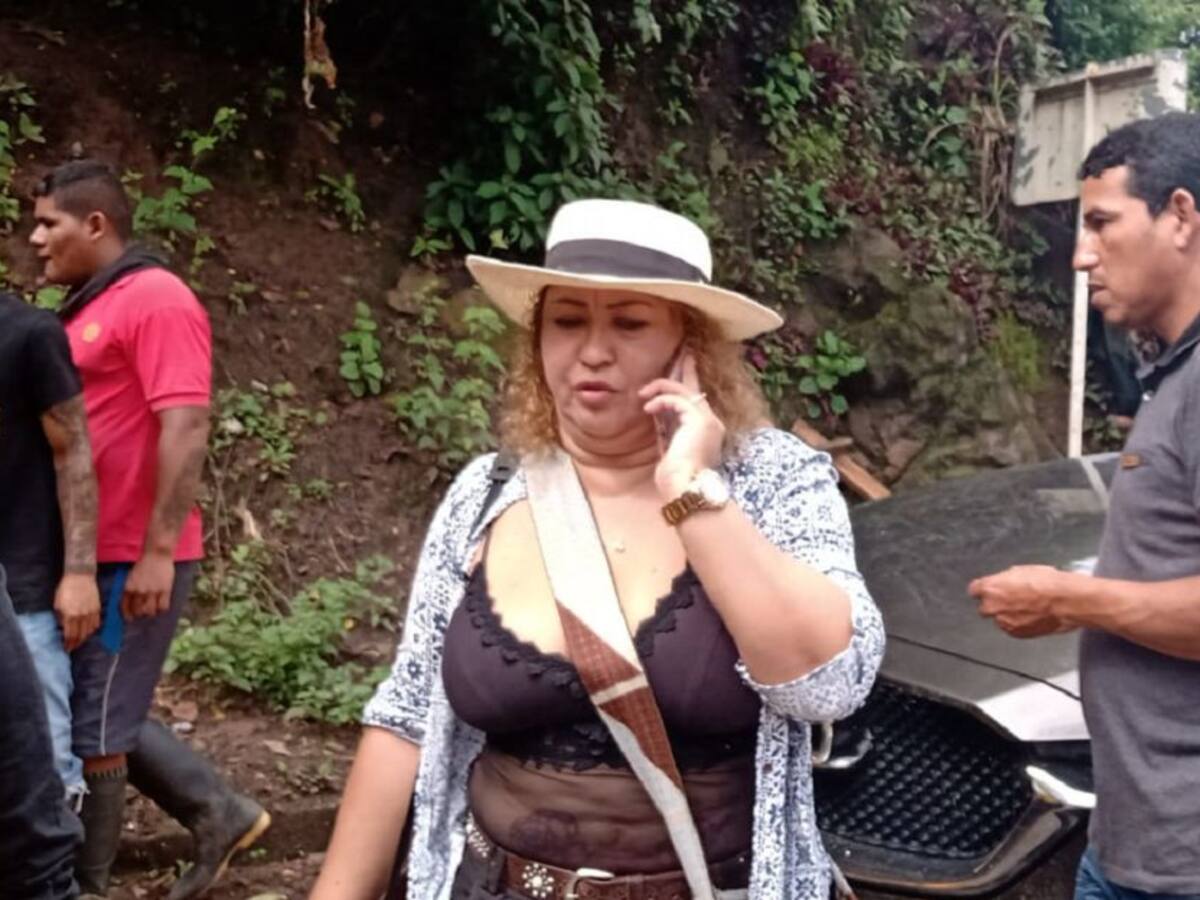 Familiares buscan información sobre mineros atrapados en Neira