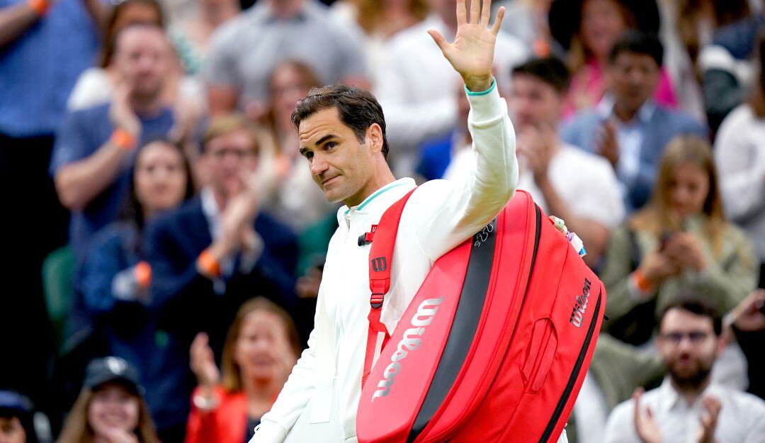 Roger Federer se despide de la cancha central en medio de los aplausos de los aficionados.