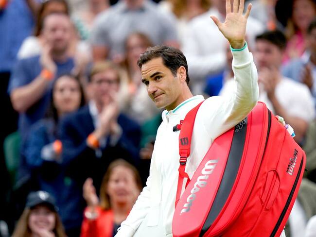 Roger Federer se despide de la cancha central en medio de los aplausos de los aficionados.
