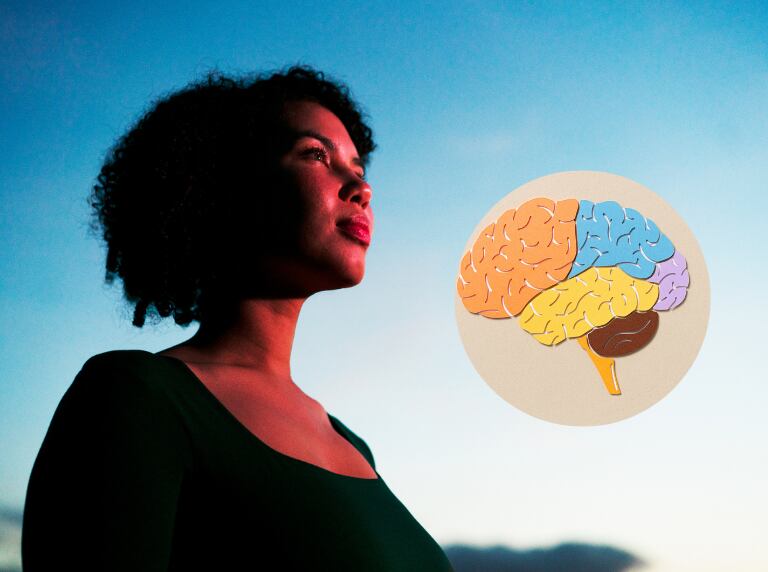 Mujer meditando al aire libre / Capacidades mentales (Getty Images)