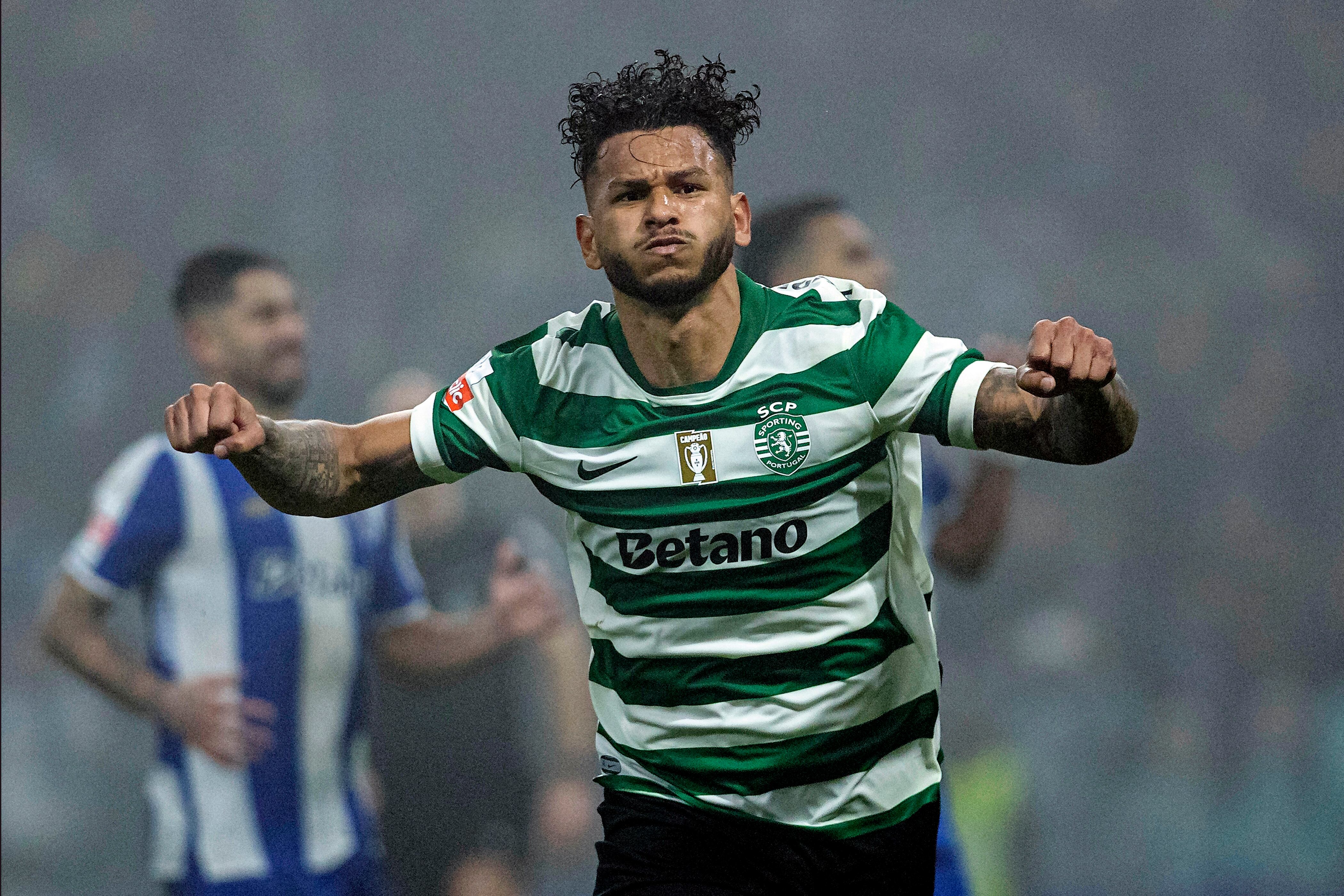 Luis Javier Suárez celebra uno de sus 27 goles en la temporada con el Sporting. (Photo by Joao Bravo/Sports Press Photo/Getty Images)