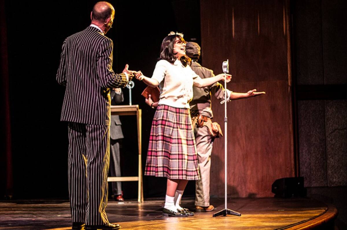 Laura Mayolo interpreta a Celeste palomera, la gran cantante de la emisora Nuevos Mundos.