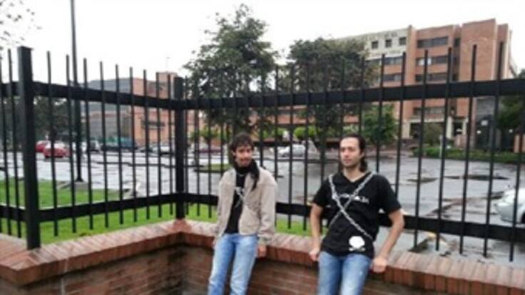 Indignados se encadenan en el Consejo Nacional Electoral