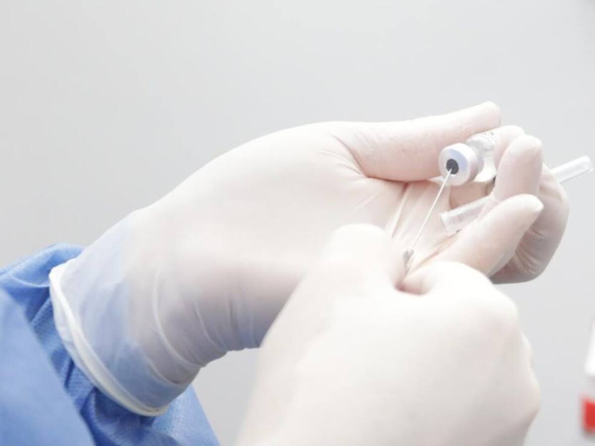 Profesores empezarían a ser vacunados en mayo, según Gobierno