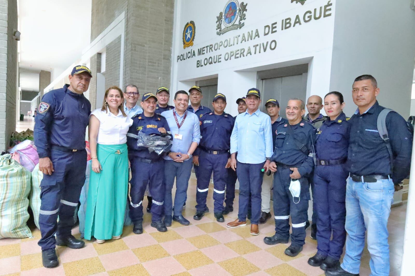 Cuerpos de Bomberos de 10 municipios del Tolima recibieron dotación de uniformes.