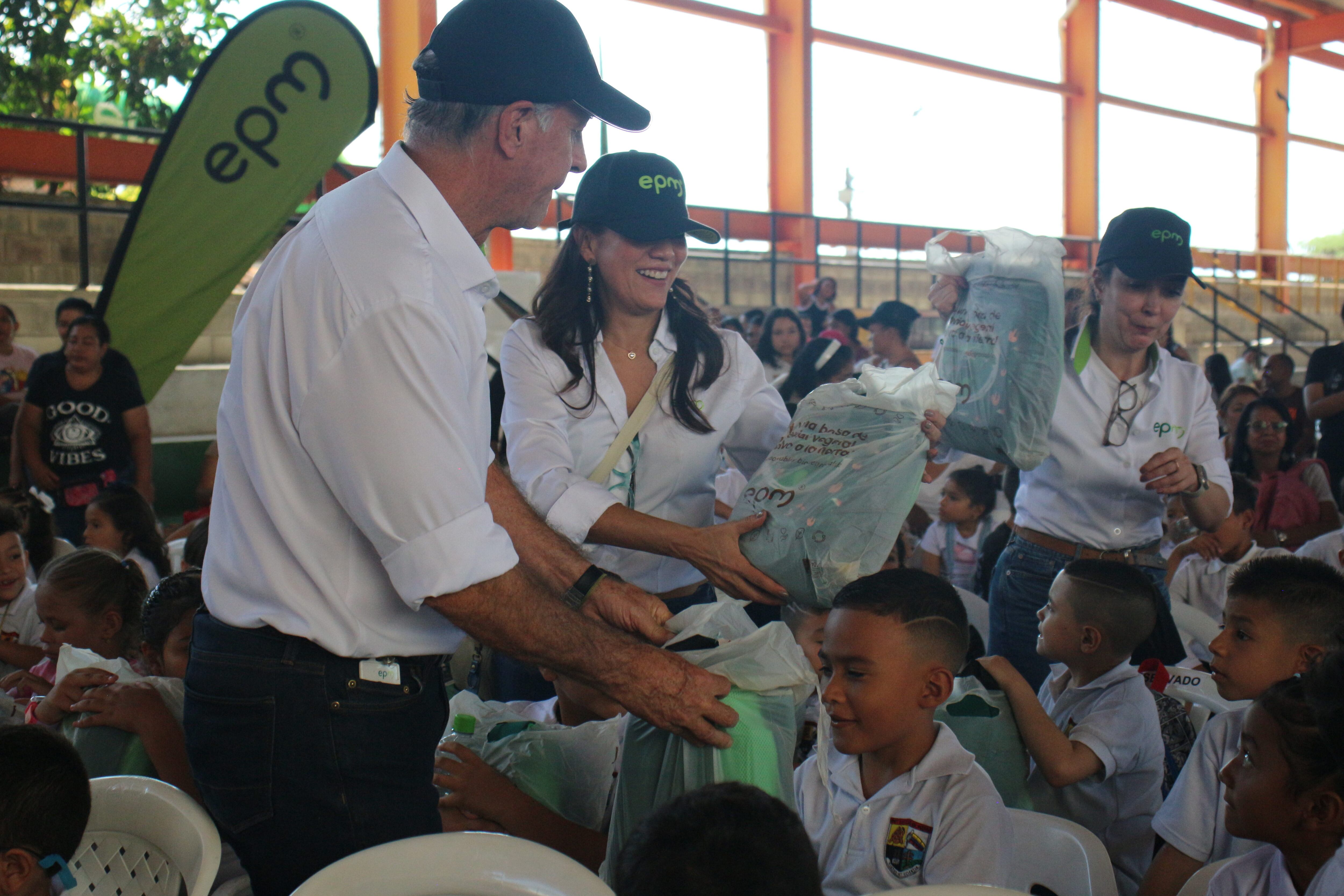 Gerente de EPM entrega paquetes escolares. Foto: Cortesía EPM