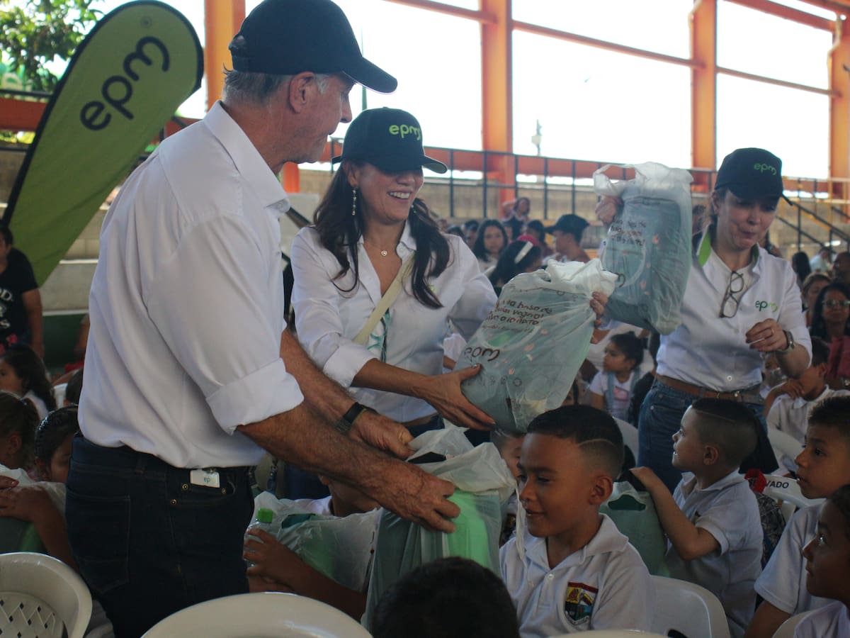 Más de 18 mil paquetes escolares está entregando EPM en Antioquia y la Mojana