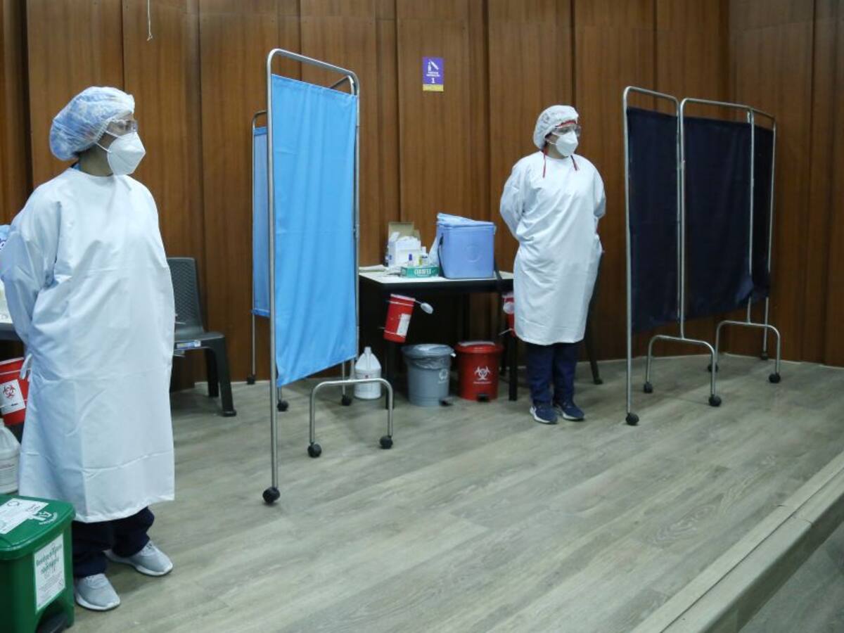 Comienza una nueva semana de vacunación con la medida de "pico y cédula"