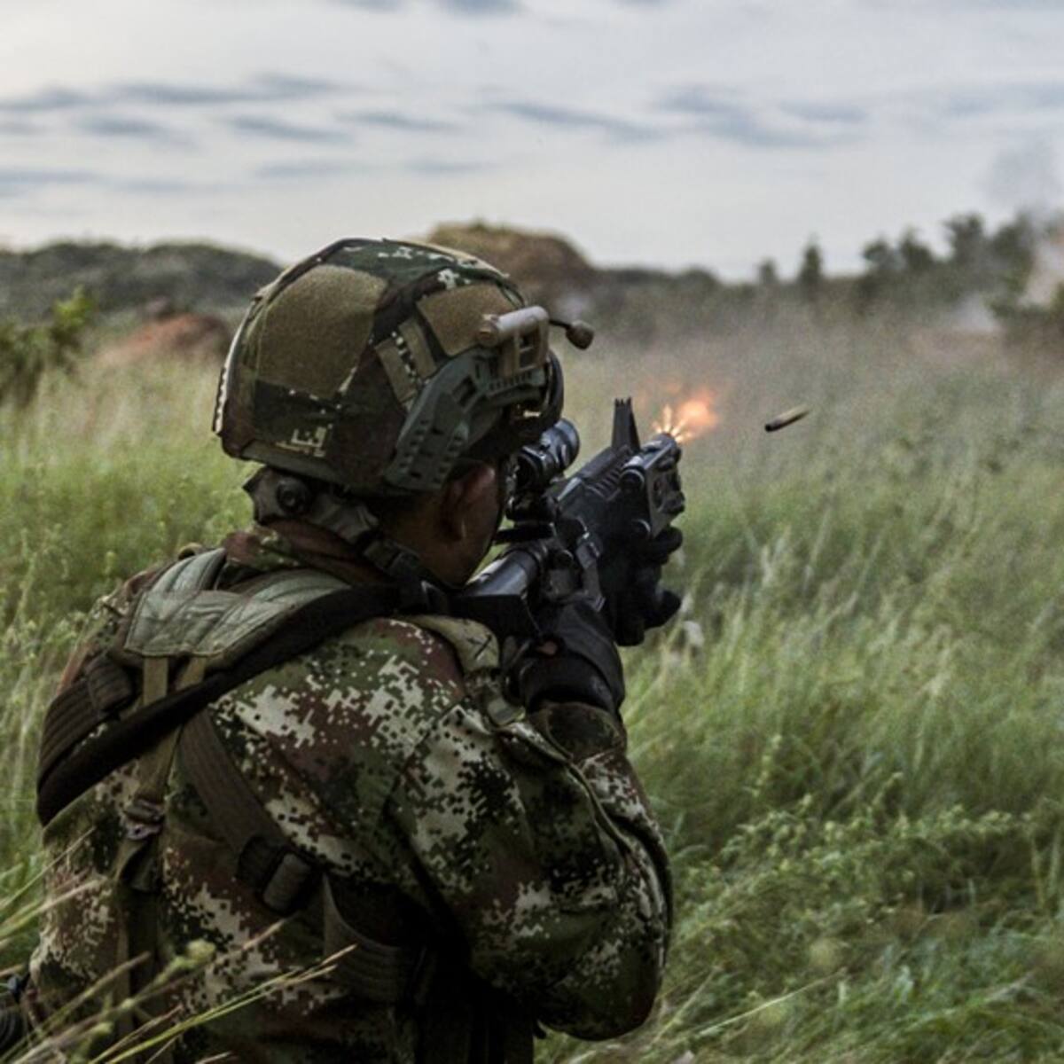 Dos soldados y un guerrillero muertos en combates cerca de Hidroituango