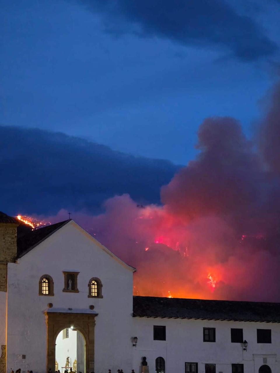 Los fuertes vientos han hecho que el incendio no se pueda controlar / Foto: Suministrada.