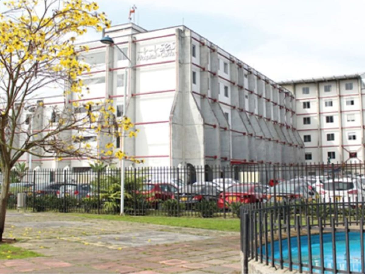 Vehículo mal estacionado en Manizales bloqueó el ingreso a urgencias a un paciente que luego murió