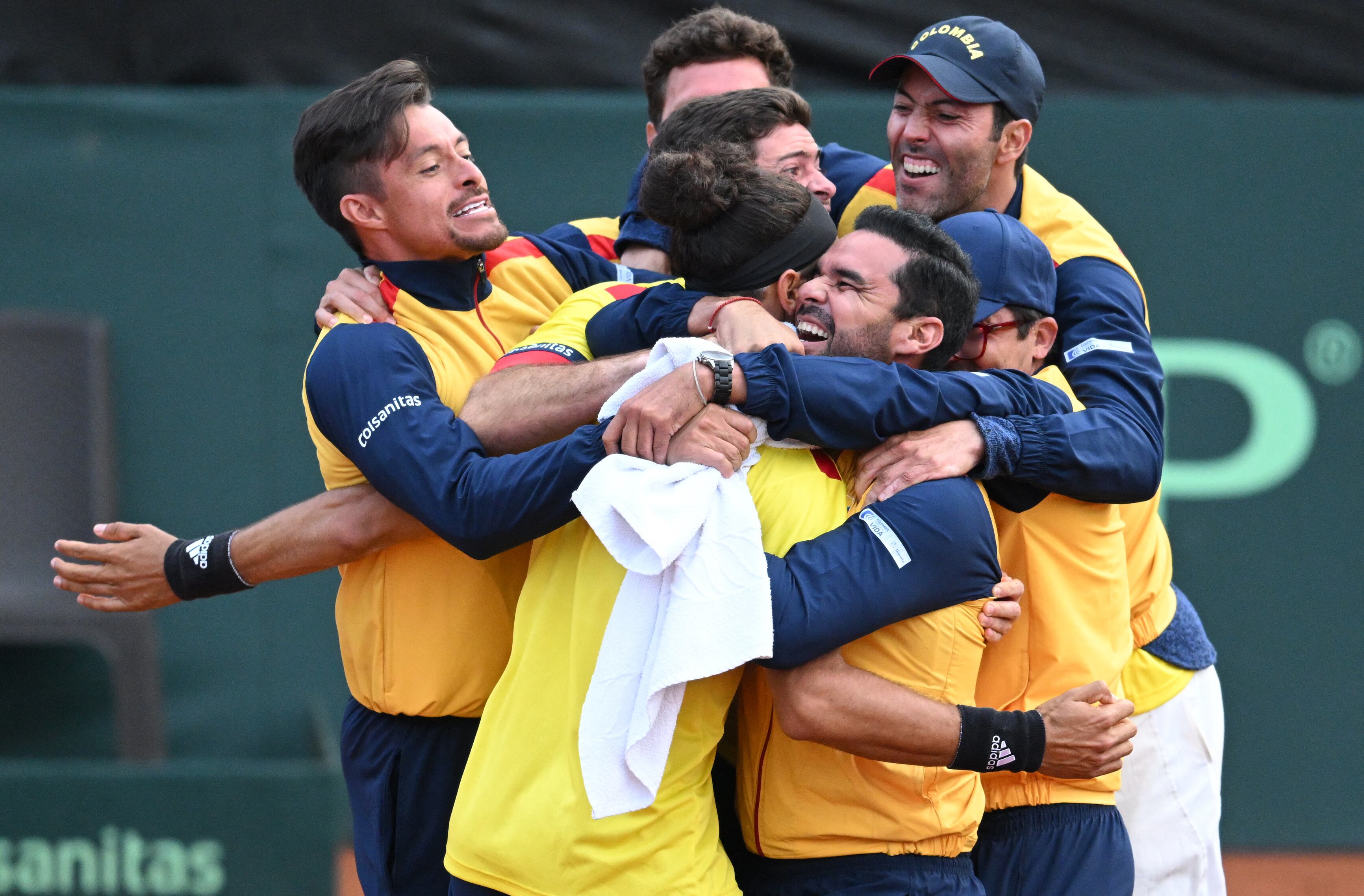Los jugadores de Colombia yel capitán Alejandro Falla celebran la victoria ante Luxemburgo. (Photo by RAUL ARBOLEDA/AFP via Getty Images)