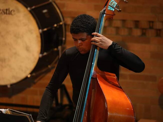 Soluciones W: Samuel, el joven contrabajista que sueña en grande gracias a Musical Cedar