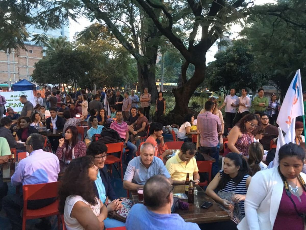Los paisas reciben el anuncio desde las calles 