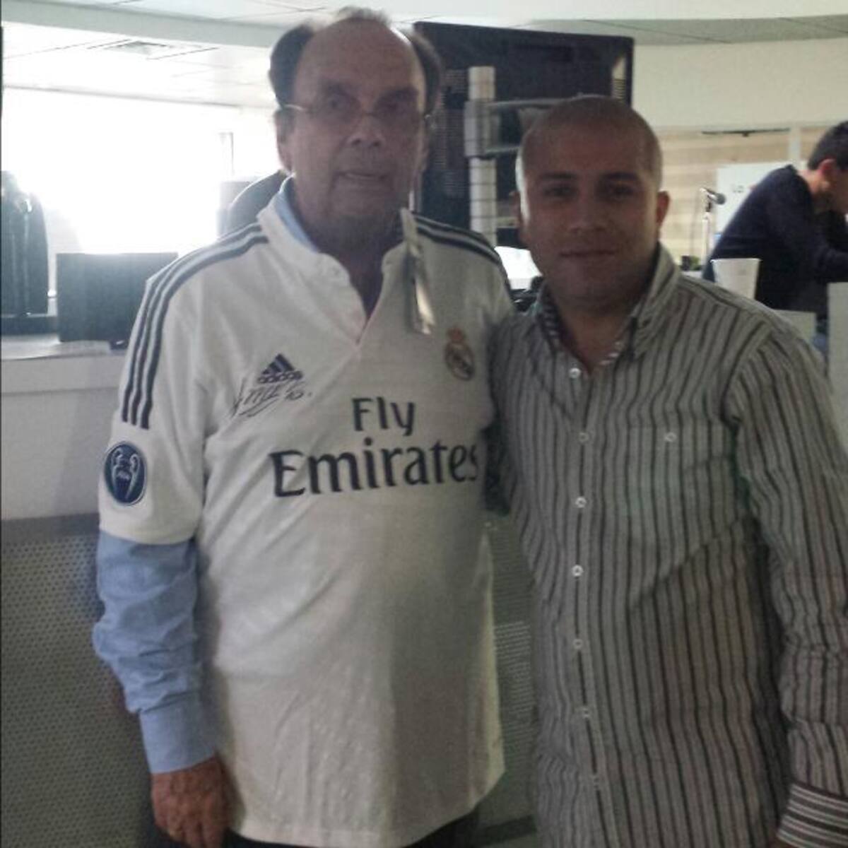 Hernán y Eduardo Ramírez "Lulú", control del máster de Caracol Radio. Archivo personal.