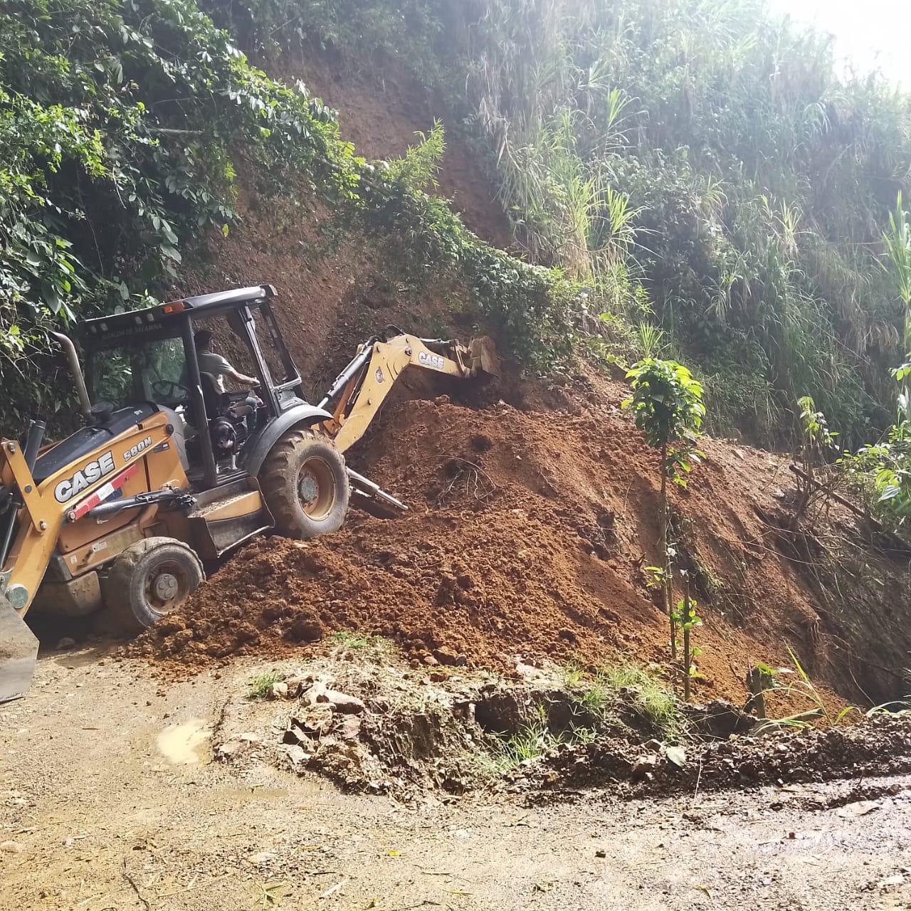 Maquinaria municipal removiendo tierra de una vía rural en Salamina, Caldas. Foto suministrada.