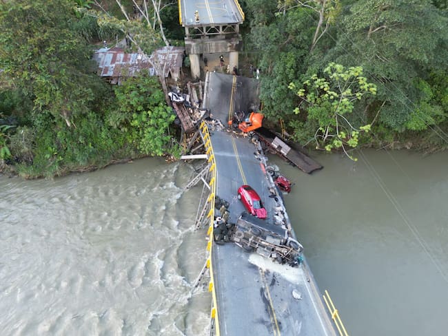 Colapso puente sobre el río La Vieja, Foto Cortesía El Informador, Quindío