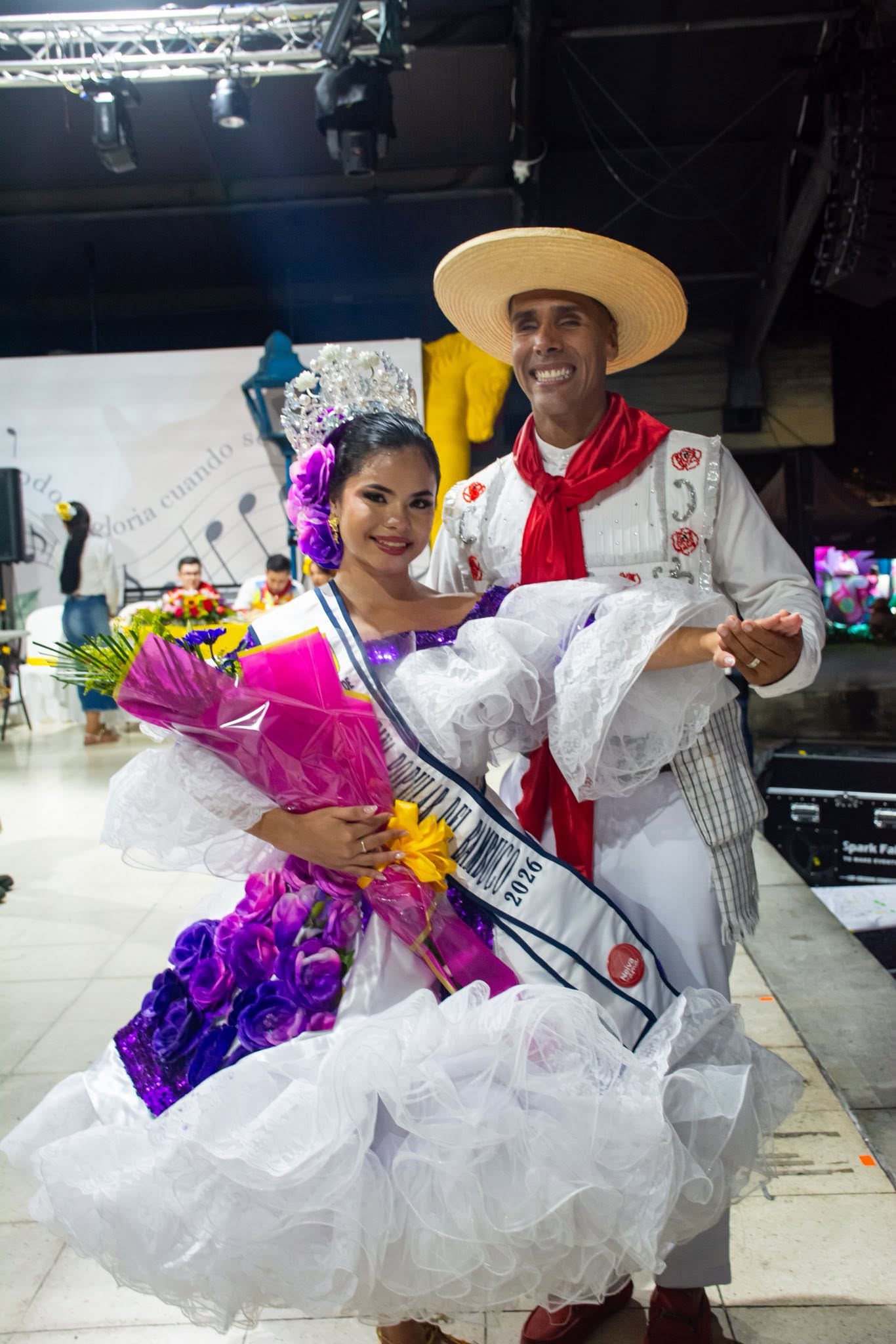 Reina Popular del Bambuco 2026, junto a su parejo Edgar Gómez. Foto Redes Sociales 