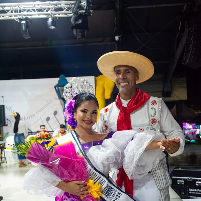 Reina Popular del Bambuco 2026, junto a su parejo Edgar Gómez. Foto Redes Sociales