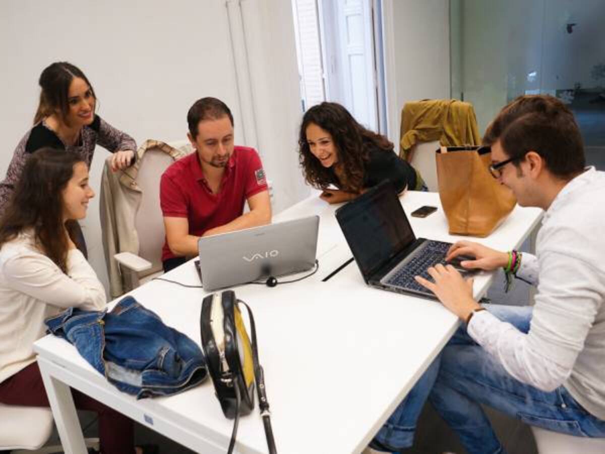 Más de la mitad de los colombianos ha sentido atracción física en el trabajo