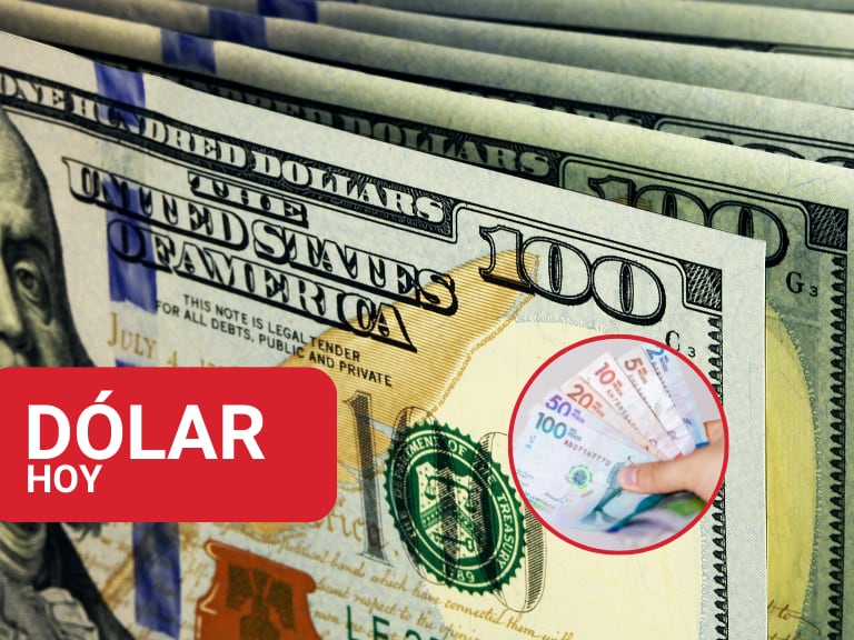 Billetes de dólares estadounidenses y al lado una persona con dinero colombiano (Foto vía Getty Images)