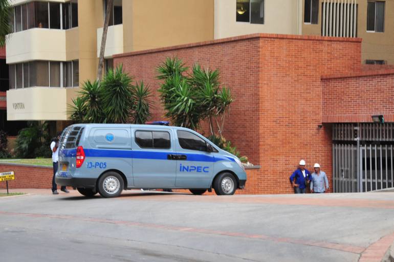 En un vehículo del INPEC ingresó Silvia Gette al edificio donde comenzó a gozar de detención domiciliaria.