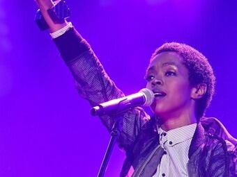 otografía de archivo del 10 de junio de 2012 de la cantante estadounidense Lauryn Hill presentándose en el Orange Festival en Varsovia (Polonia). Foto: EFE.