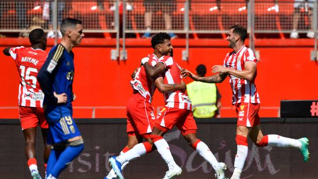 ALMERIA 01/10/2023.- El jugador de la U.D. Almería Luis Suárez celebra con sus compañeros tras marcarle un gol al Granada C.F. durante el partido celebrado este domingo en Power Horse Stadium de Almería, correspondiente a la jornada 8 de LaLiga. EFE / Carlos Barba