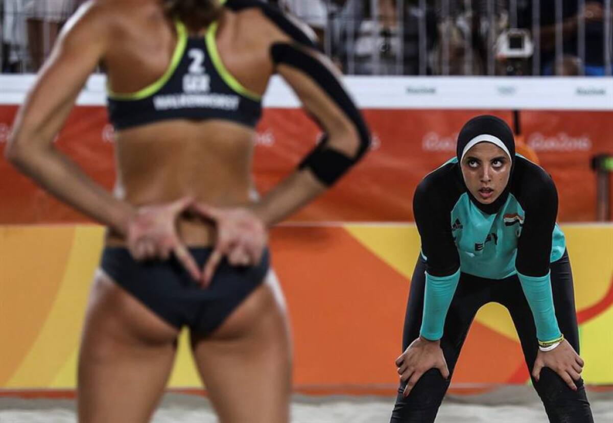 La Federación Internacional de Voleibol Playa solía tener estándares que regulaban el tamaño de los uniformes, pero fueron modificados de cara a las Olimpiadas de Londres 2012.