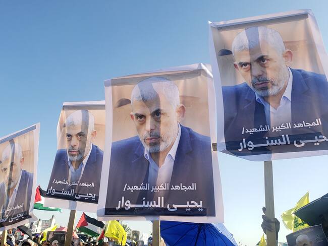Sana'a (Yemen), 18/10/2024.- Houthi supporters hold placards showing late Hamas leader Yahya Sinwar during a rally in solidarity with the Lebanese and Palestinian people, one day after the Hamas leader's killing in Gaza, in Sana'a, Yemen, 18 October 2024. The Israeli Army, Tsahal, on 17 October 2024 confirmed that Hamas leader Yahya Sinwar was 'eliminated' on 16 October 'after a year-long pursuit'. Thousands of people participated in the rally in solidarity with the Lebanese and Palestinian people and to condemn the US support for Israel's military operations in Lebanon and the Gaza Strip, amid high tensions in the Middle East. (Protestas, Líbano) EFE/EPA/YAHYA ARHAB