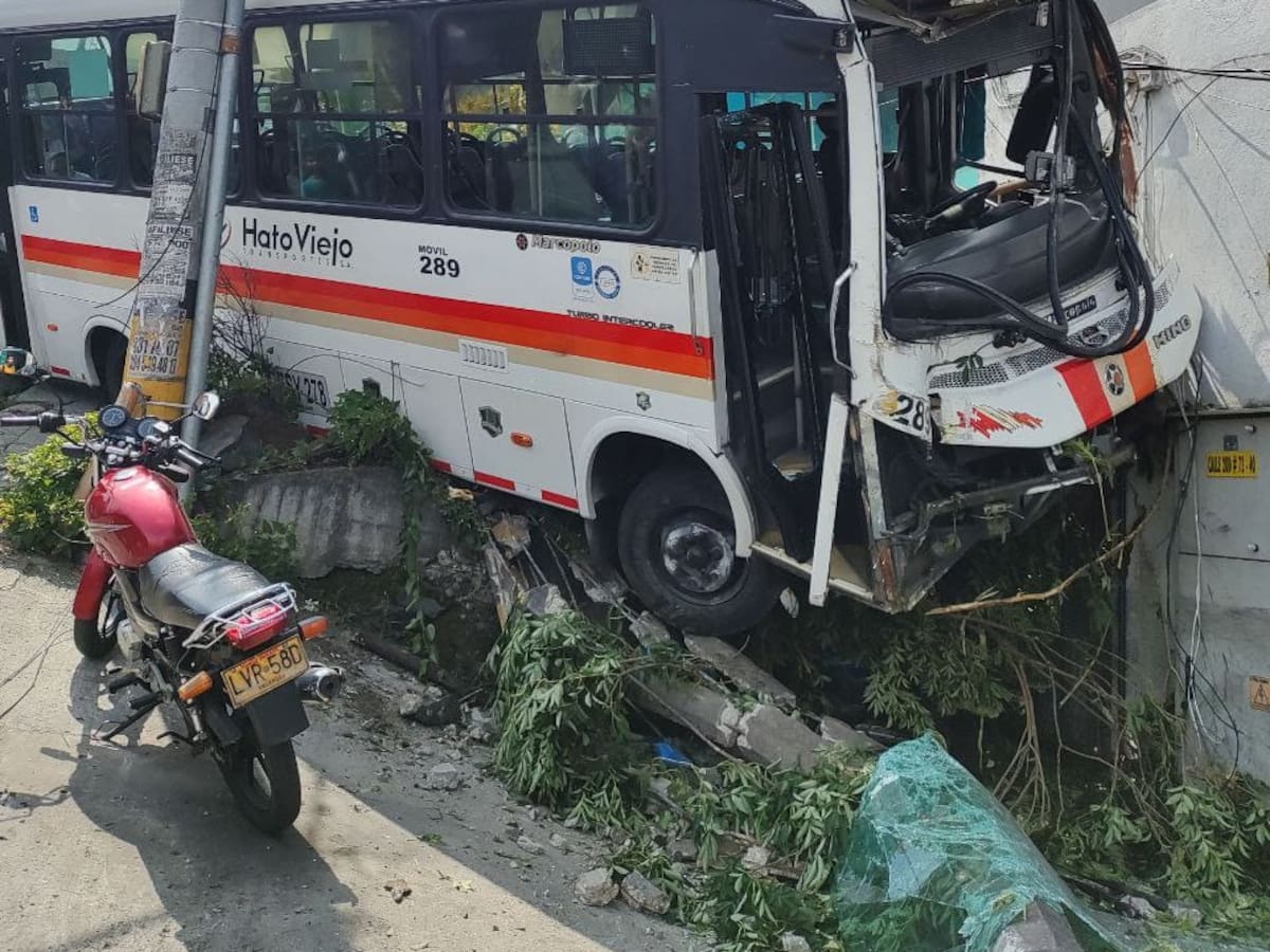 Nueve personas lesionadas por el choque de un bus contra una fábrica en Bello