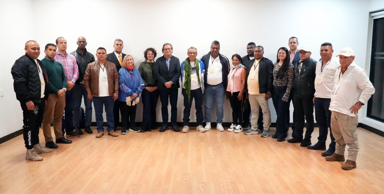 Delegaciones de paz del Gobierno y de la Coordinadora Nacional Ejército Bolivariano