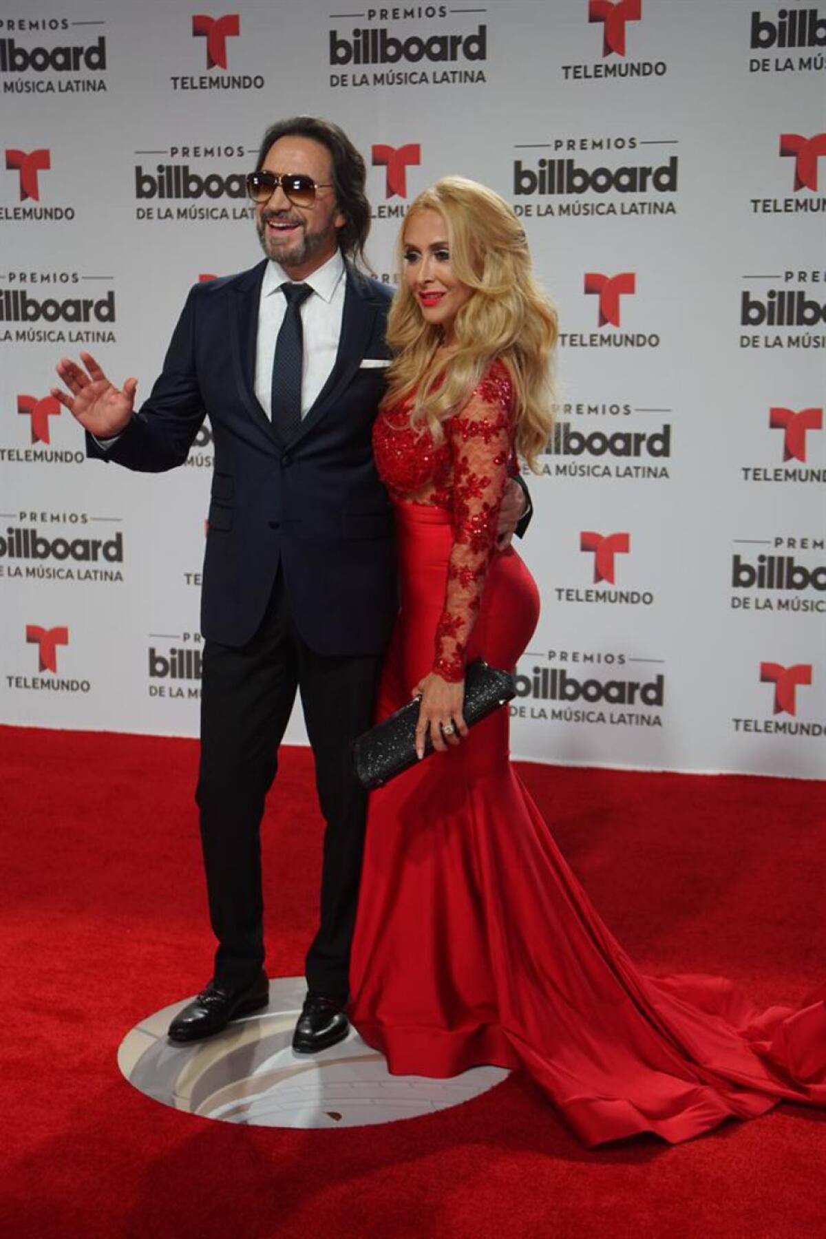 El cantante mexicano Marco Antonio Solís y una invitada posan a su llegada para la entrega de los Premios Billboard