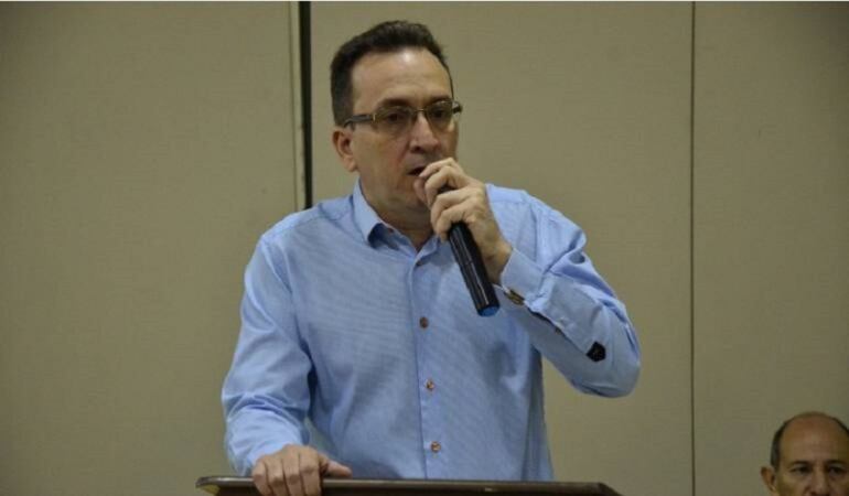  Juan Bitar, director del Instituto Departamental de Salud