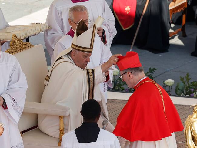 Vatican City (Vatican City State (holy See)), 30/09/2023.- New Cardinal Claudio Gurerotti receives his biretta as he is appointed cardinal by Pope Francis during a consistory ceremony in Saint Peter&#039;s Square, Vatican City, 30 September 2023. The pontiff appointed 21 new cardinals. (Papa, Cardenal) EFE/EPA/GIUSEPPE LAMI
