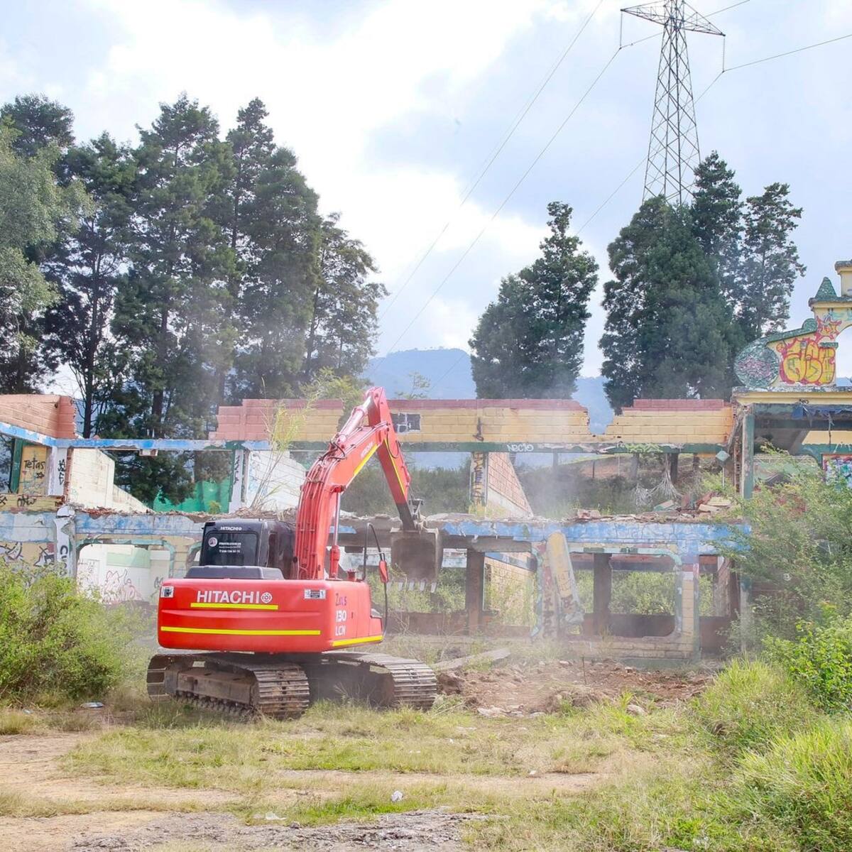 Autoridades destruyeron edificación en ruinas que era utilizada para prácticas satánicas