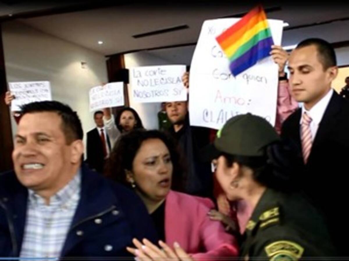 Agreden a concejal de Bogotá en foro contra el matrimonio gay