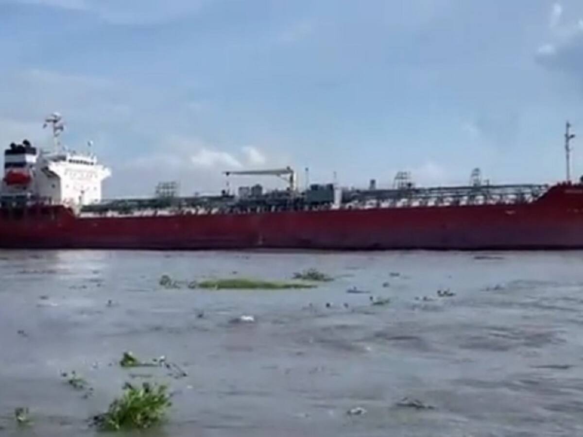 Investigan causas del encallamiento de buque cerca de Bocas de Ceniza