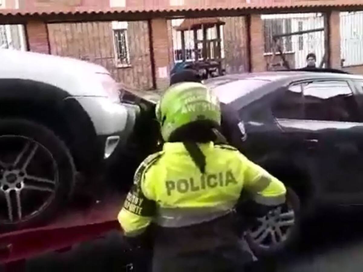 Vehículo fue arrastrado y averiado por grúa de tránsito en Bogotá