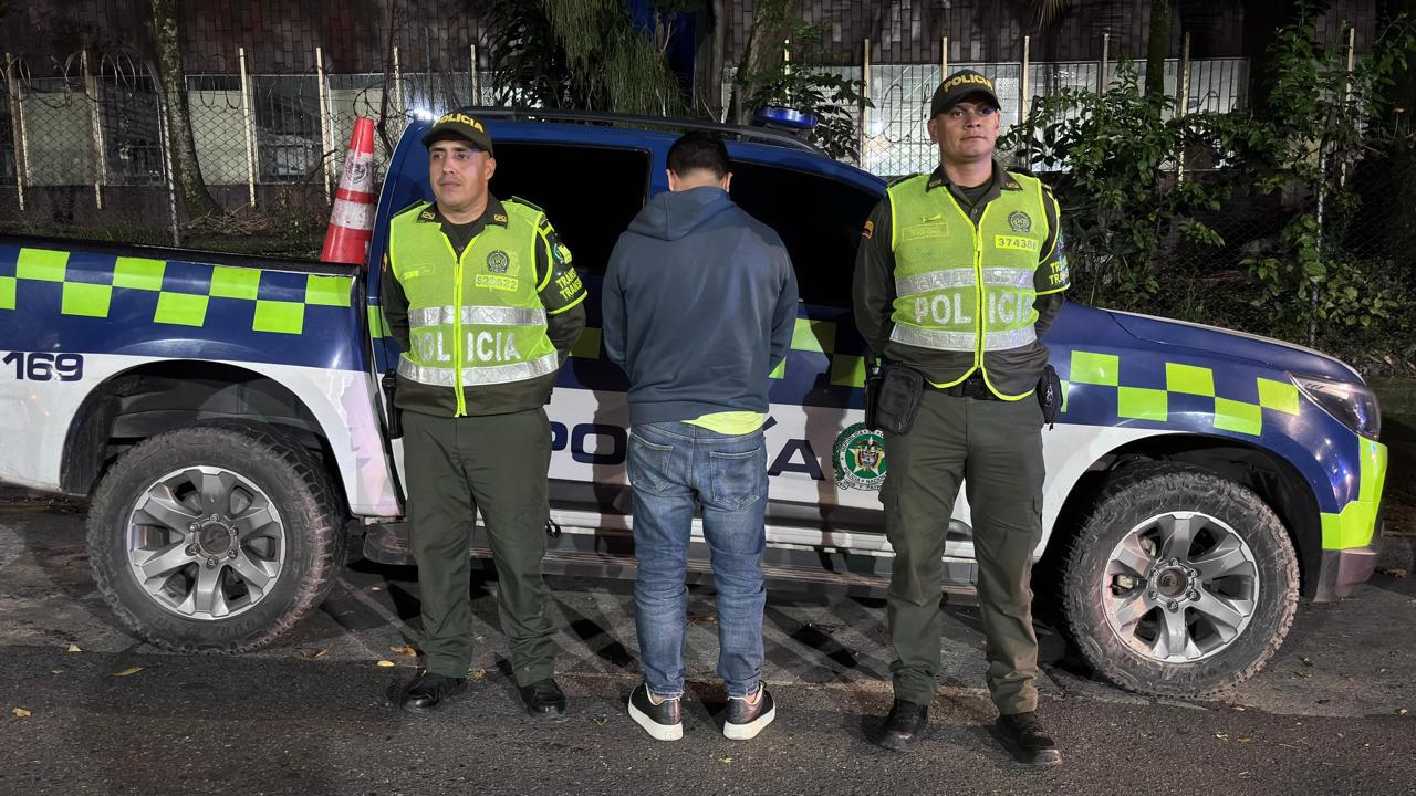 Captura de un hombre con circular azul de Interpol. Foto: Policía Antioquia.